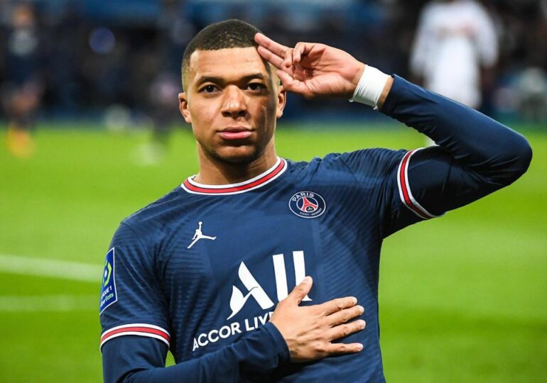 "MENSONGES…❌, a réagi le buteur des Bleus dans un message sur les réseaux sociaux. En même temps plus c’est gros plus ça passe. J’ai déjà dis que je vais continuer la saison prochaine au PSG où je suis très heureux." - Kylian Mbappé réagissant, sur Twitter, aux rumeurs sur son éventuel départ du PSG !