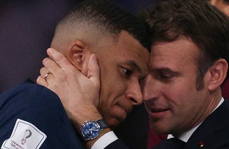 "Je n’ai pas de scoop mais je vais essayer de pousser pour" - Emmanuel Macron répondant à un supporter du PSG sur le départ de Kylian Mbappé, confirmant donc qu'il va s'impliquer sur le dossier de l'attaquant.