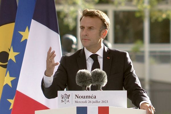 "Je vous demande d'engager un travail pour faire advenir une citoyenneté pleine et entière fondée sur un contrat social, faite de devoirs et de droits (...) de l'appartenance au Caillou", a détaillé le chef de l'Etat, expliquant vouloir bâtir ce "statut nouveau" dans "les mois, les trimestres qui viennent" et "dans le consensus". Emmanuel Macron en voyage à Nouméa évoquant une réforme de la constitution afin de mettre en place un nouveau statut pour la Nouvelle-Calédonie.