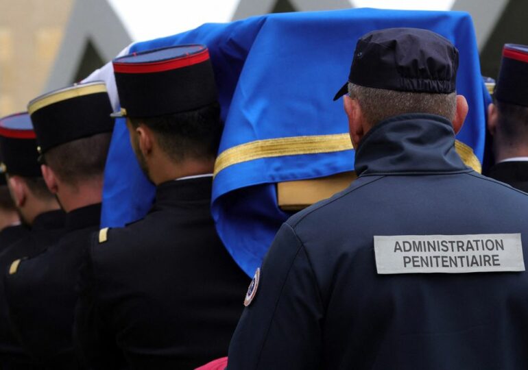 "Leur mort ne restera pas impunie"- "Le glaive de la justice ne tremblera pas", a déclaré le Premier ministre, Gabriel Attal, avec émotion, lors de l'hommage national rendu ce mercredi à Caen aux deux agents pénitentiaires tués le 14 mai dernier.