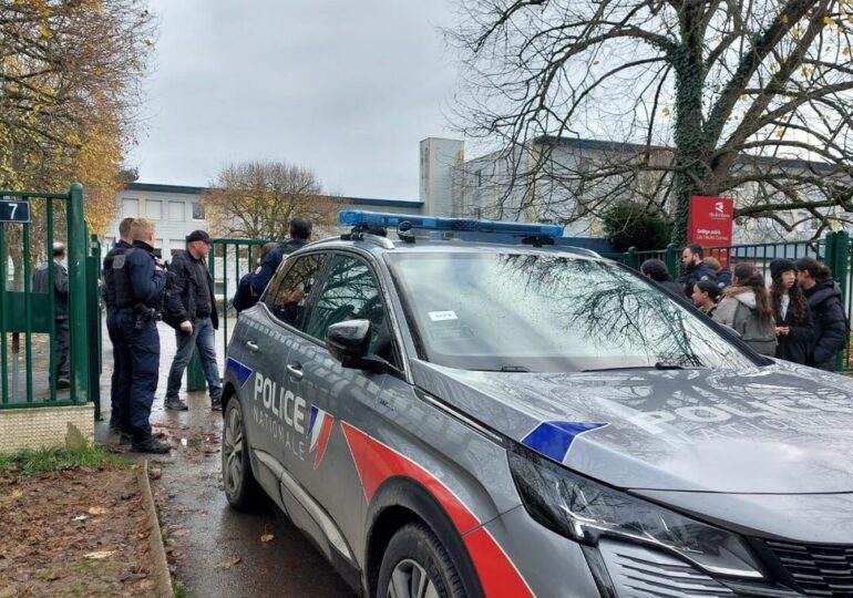 « C’était en cours d’anglais, je suis arrivée en retard, et en même temps elle m’écrivait des petits mots pour me dire qu’elle 'avait trop hâte de tuer la prof'. Mais moi je n’avais pas compris, je ne faisais pas gaffe. Et puis je vois qu’elle sort son couteau, ça s’est passé vite et on a tous couru », a témoigné la jeune fille pour CNEWS suite à une tentative d'une de ses camarades âgée de 12 ans et armée d'un couteau d'agression sur une professeure ce mercredi 13 décembre.