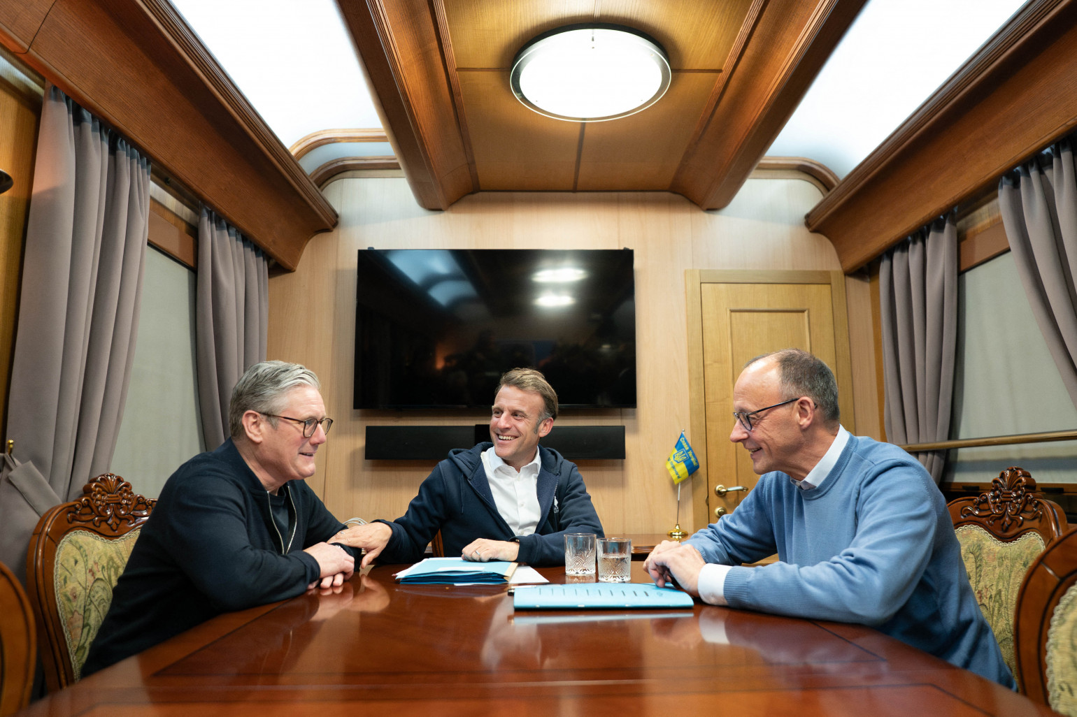 Emmanuel Macron, Keir Starmer et Friedrich Merz dans le train en route vers Kiev le 10 mai 2025 Crédit : Stefan Rousseau / POOL / AFP