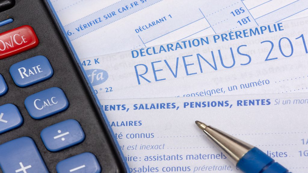 Impôts : déclaration de revenus française préremplie avec la page des traitements, salaires, pensions et rentes