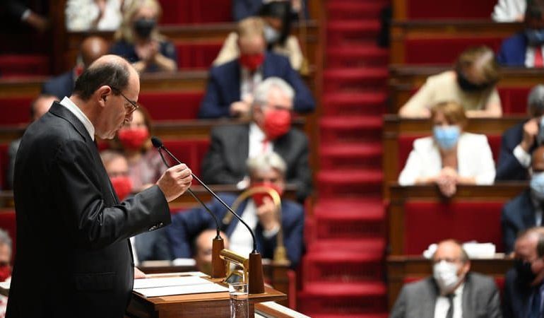 "Notre industrie s'est affaiblie. (...) Nous sommes aujourd'hui trop dépendants de nos partenaires extérieurs, et insuffisamment présents sur certains secteurs stratégiques", a expliqué le Premier ministre, Jean Castex, lors de son discours de politique général