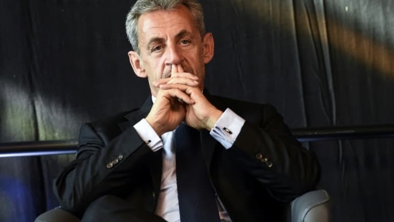 L'ex-chef de l'État, couvert par son immunité présidentielle dans cette affaire, avait indiqué dans une lettre qu'il n'avait pas l'intention de venir témoigner. Le tribunal judiciaire de Paris a ordonné ce mardi son audition, comme témoin. Ce sera la troisième fois en moins d'un an que Nicolas Sarkozy est entendu à la barre, dans la même salle du tribunal judiciaire de Paris. Après l'affaire des écoutes et le procès Bygmalion, l'ancien président de la République est convoqué le 2 novembre prochain par la justice, dans le procès des sondages de l'Élysée, qui se tient depuis ce lundi au tribunal.