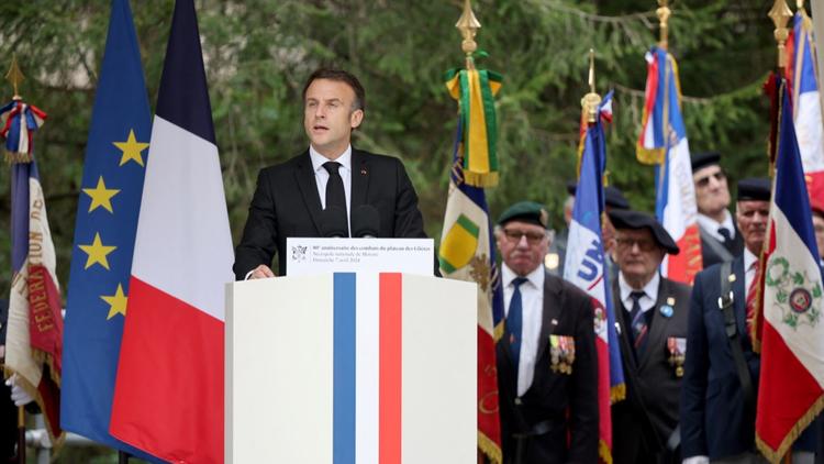 Emmanuel Macron a lancé, ce dimanche 07 avril, un « parcours de mémoire » autour des 80 ans de la Libération française lors de la Seconde Guerre mondiale. À cette occasion, en déplacement à Glières, il a déclaré : « Ils ont contribué à sauver l’honneur de la France. La mort n’a pas vaincu la liberté (…) Vivre libre ou mourir, tel est notre viatique, pour hier, aujourd'hui et demain. Pour que vive la République et que vive la France ».
