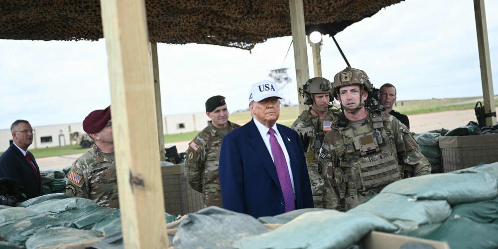 Le président américain Donald Trump regarde une manifestation militaire à Fort Bragg, une installation militaire de l’armée américaine, près de Fayetteville, en Caroline du Nord, le 10 juin 2025. (Photo par Brendan SMIALOWSKI / AFP)