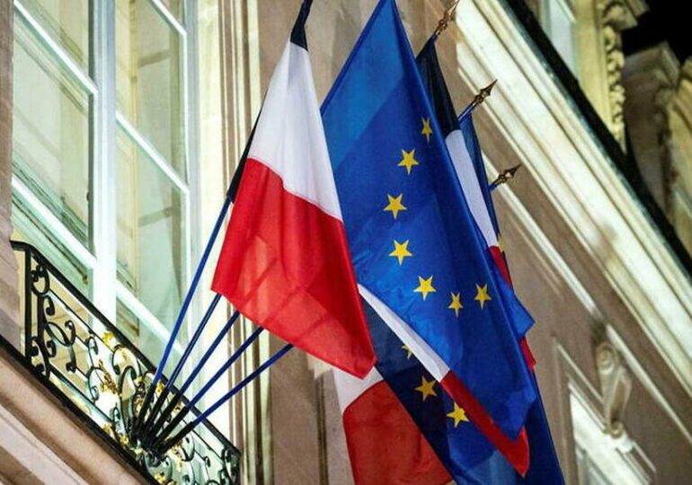 Le drapeau européen divise l’Assemblée, avec les élections en toile de fond