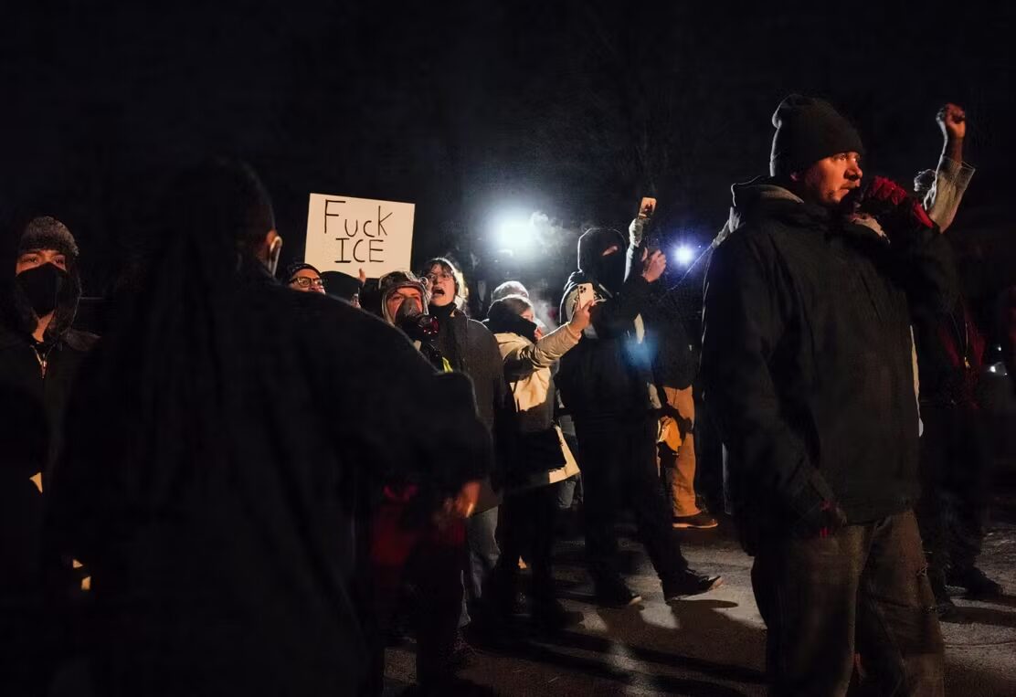 Des manifestants protestent contre la présence de la police fédérale de l’immigration américaine (ICE) à Minneapolis (Minnesota), le 14 janvier 2026. ©LEAH MILLIS/REUTERS