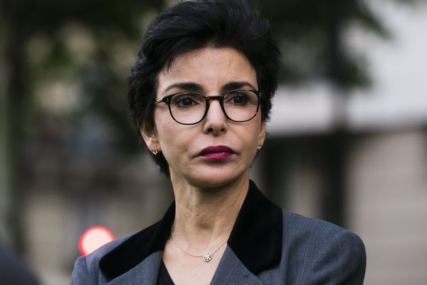 "Rachida Dati a fait le choix d’entrer au Gouvernement. Elle se place en dehors de notre famille politique. Elle ne fait désormais plus partie des Républicains", écrit le parti Les Républicains sur ses réseaux sociaux suite à l'annonce de la nomination de Rachida Dati comme ministre de la Culture.