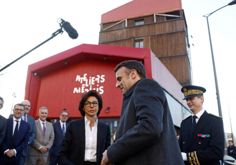 Emanuel Macron a précisé la feuille de route de Rachida Dati au ministère de la Culture lors de leur déplacement commun ce jeudi 18 janvier 2024 à Clichy-Montfermeil : "La ministre va revenir dans quelques semaines avec un programme détaillé dans tout le pays qu'on puisse avoir accès au théâtre au cinéma, à la pratique musicale de manière totalement gratuite".