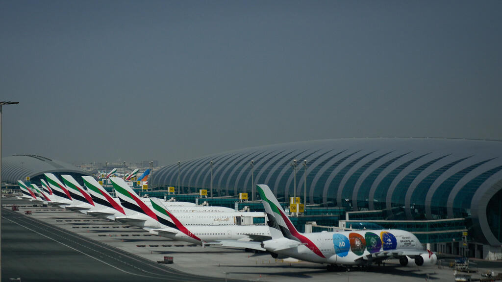 Des avions d'Emirates sont stationnés à l'aéroport international de Dubaï après sa fermeture, à Dubaï, aux Émirats arabes unis, le dimanche 1er mars 2026. ©AP - Altaf Qadri