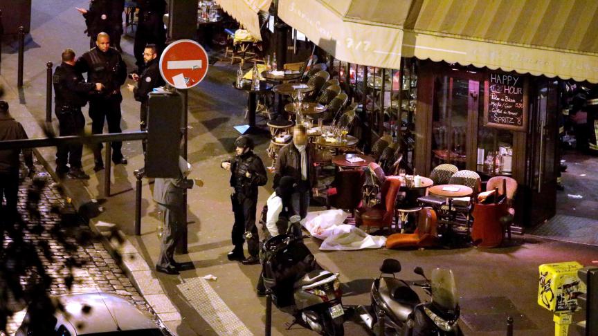 13 novembre 2015, ici devant la brasserie À la bonne bière, dans le Xe arrondissement : Paris est attaqué par l’État islamique. Cent trente personnes y laisseront la vie. À partir d’aujourd’hui, vingt hommes doivent en répondre. © AFP