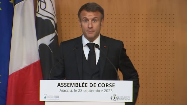 "Il n'y a pas de ligne rouge, il y a un idéal de la République", annonçant l'autonomie pour la Corse qui pour lui ne doit "être ni contre l'État ni sans l'État".