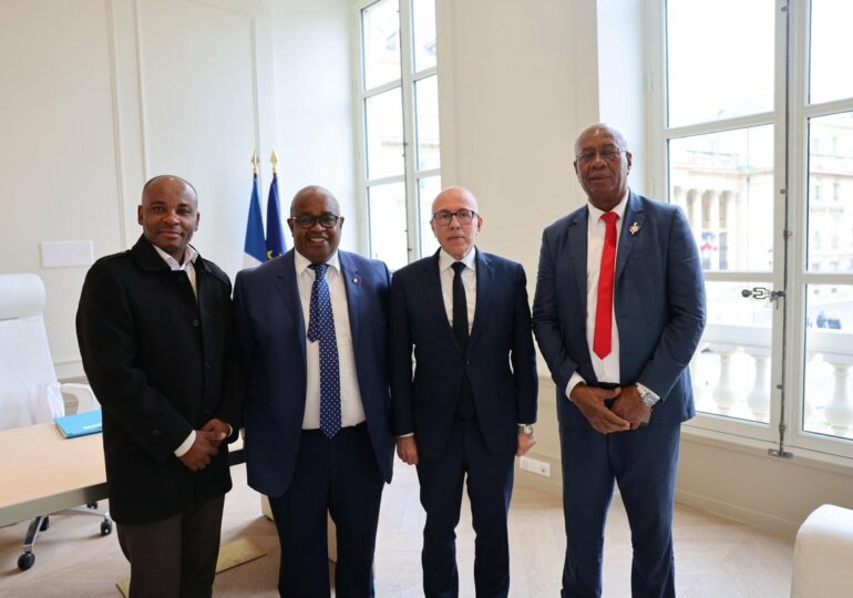 "L’île est dans une situation de chaos total. Elle est l’illustration tragique de l’impuissance du gouvernement à garantir la sécurité des Français." Eric Ciotti, le président des LR après avoir reçu Mansour Kamardine, député de Mayotte, Ambdilwahédou Soumaïla, maire de Mamoudzou, et Madi Madi Souf, Président de l’association des maires de Mayotte, pour évoquer les problématiques d’insécurité à Mayotte.