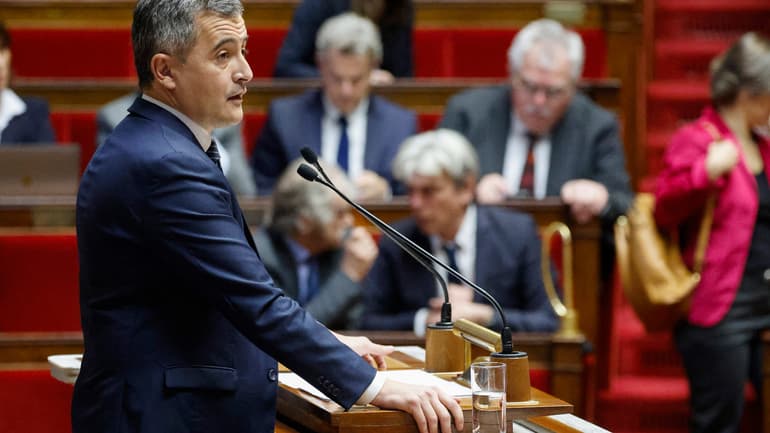 "Les mêmes qui attaquent la ministre sur le 49.3 en veulent un eux-mêmes", a tancé le ministre de l'Intérieur, Gérald Darmanin, en réponse à la gauche qui a déposé une motion de rejet, votée par le RN et les LR entraînant le rejet du projet de loi sur l'immigration.