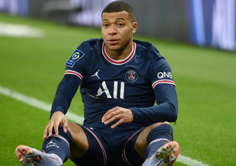 Sanctionné par le PSG depuis le mois de juillet pour ne pas avoir souhaité activer une troisième saison optionnelle dans son contrat, absent de la tournée en Asie, envoyé se préparer avec les "lofteurs", et assis en tribunes pour le premier match de Ligue 1 contre Lorient (0-0) samedi, l'attaquant international français a réintégré le groupe principal de Luis Enrique à l'entraînement parisien de ce dimanche.