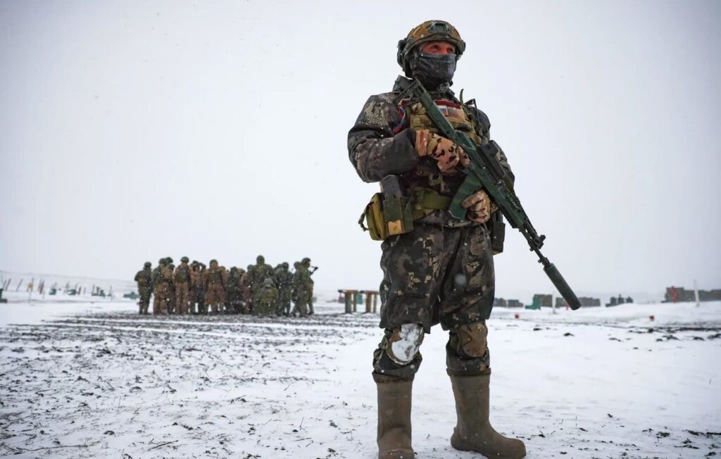Des militaires de l'unité d'assaut du Centre du groupe de l'armée russe durant un entraînement dans la région de Lugansk, le 8 janvier 2024. - Alexander Reka / SIPA
