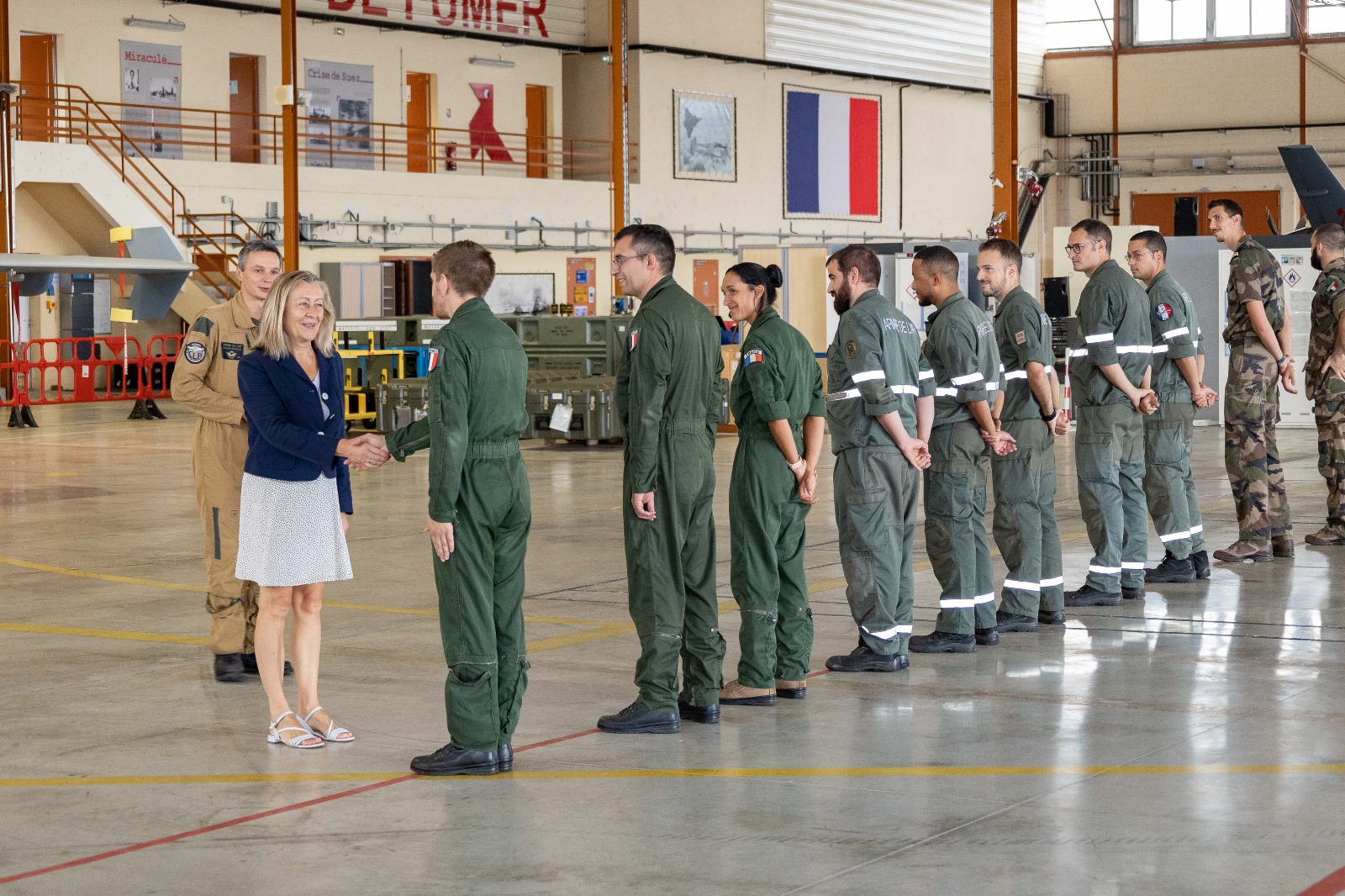 Hélène Conway-Mouret saluant les militaires de larmée de lair