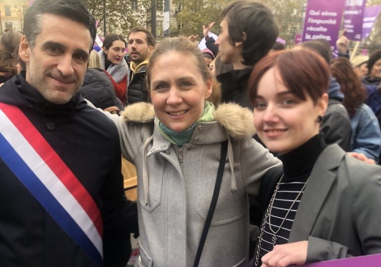Cécilia Gondard avec le sénateur Yan Chantrel en 2023 lors d'une manifestation à Paris