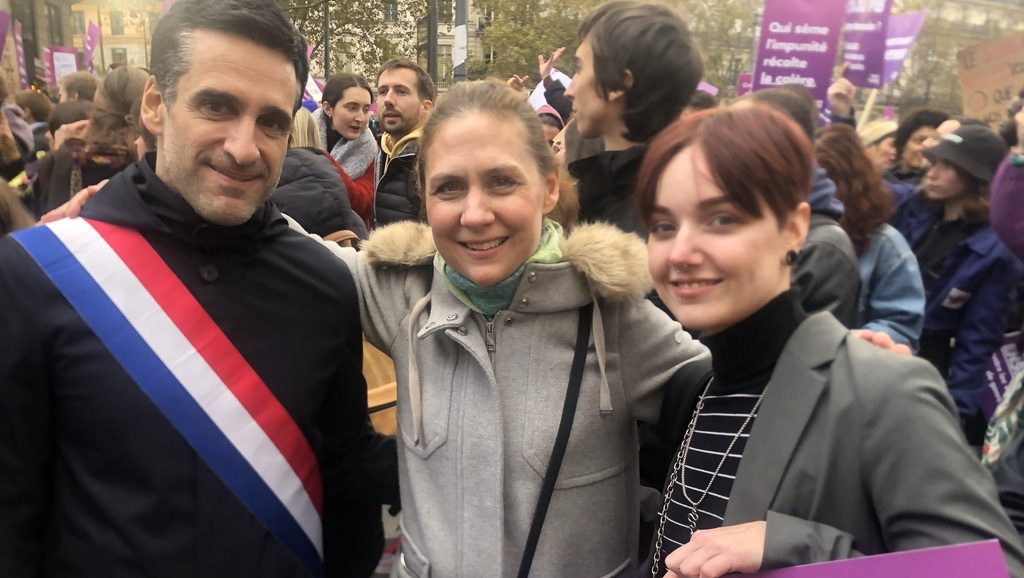 Cécilia Gondard avec le sénateur Yan Chantrel en 2023 lors d'une manifestation à Paris