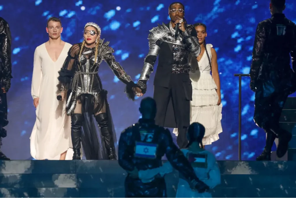Le drapeau palestinien visible sur le dos d'une danseuse de Madonna à côté du drapeau israélien, le 19 mai 2019, à Tel-Aviv.