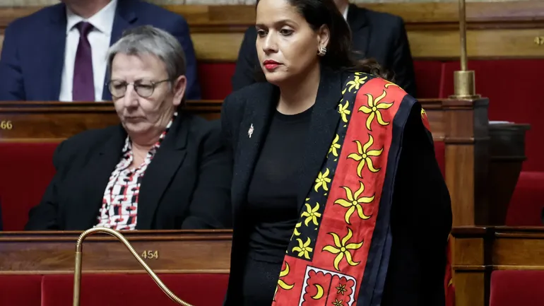 « Mais vous êtes sérieux ? » En plein hémicycle ce 6 février, la députée mahoraise Estelle Youssouffa a vivement tancé ses collègues insoumis Raphaël Arnault et Sébastien Delogu, qui lui reprochaient de ne pas avoir voté la censure pour "obtenir les moyens nécessaires" à la reconstruction de Mayotte.