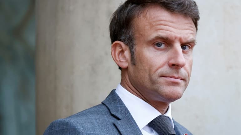 "Il y a des gens qui veulent manifester de façon pacifique mais dedans il y a des éléments radicaux et qui brûlent des drapeaux israéliens. Nous, on a une voix pour la paix et ça, c'est beaucoup plus efficace, croyez-moi" - Emmanuel Macron lors d'une rencontre  impromptue avec des jeunes à Paris.