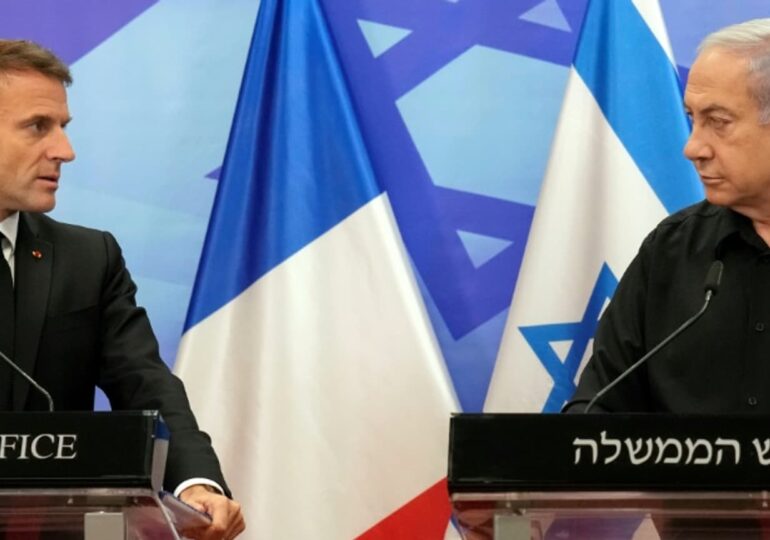 Lors d'un entretien téléphonique ce dimanche 24 mars, Emmanuel Macron a réaffirmé au premier ministre israélien Benjamin Netanyahu "sa ferme opposition à une offensive israélienne sur Rafah". Le président français a également prévenu son homologue que tout "transfert forcé de population" constituerait un "crime de guerre au sens du droit international".