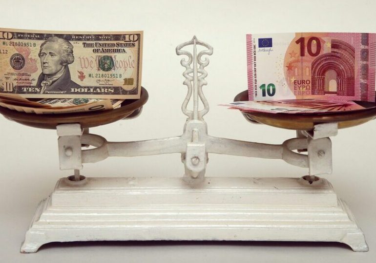 L’euro à parité avec le dollar