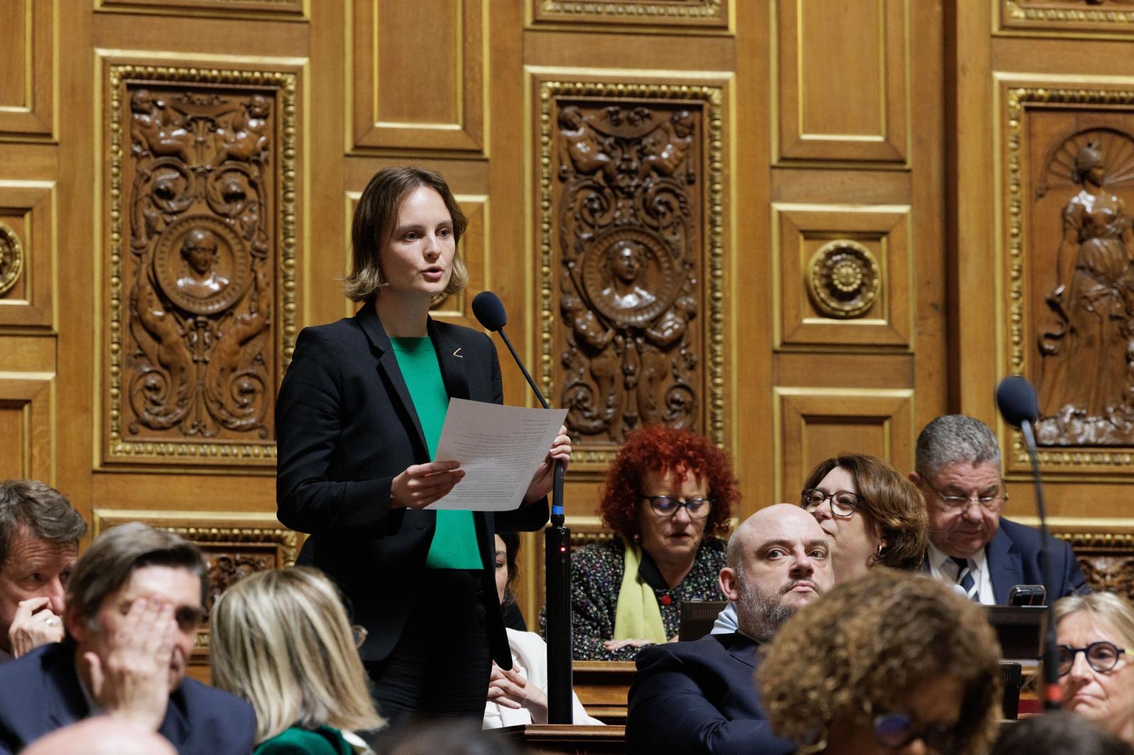 Mathilde Ollivier - sénatrice s’exprimant dans l’hémicycle