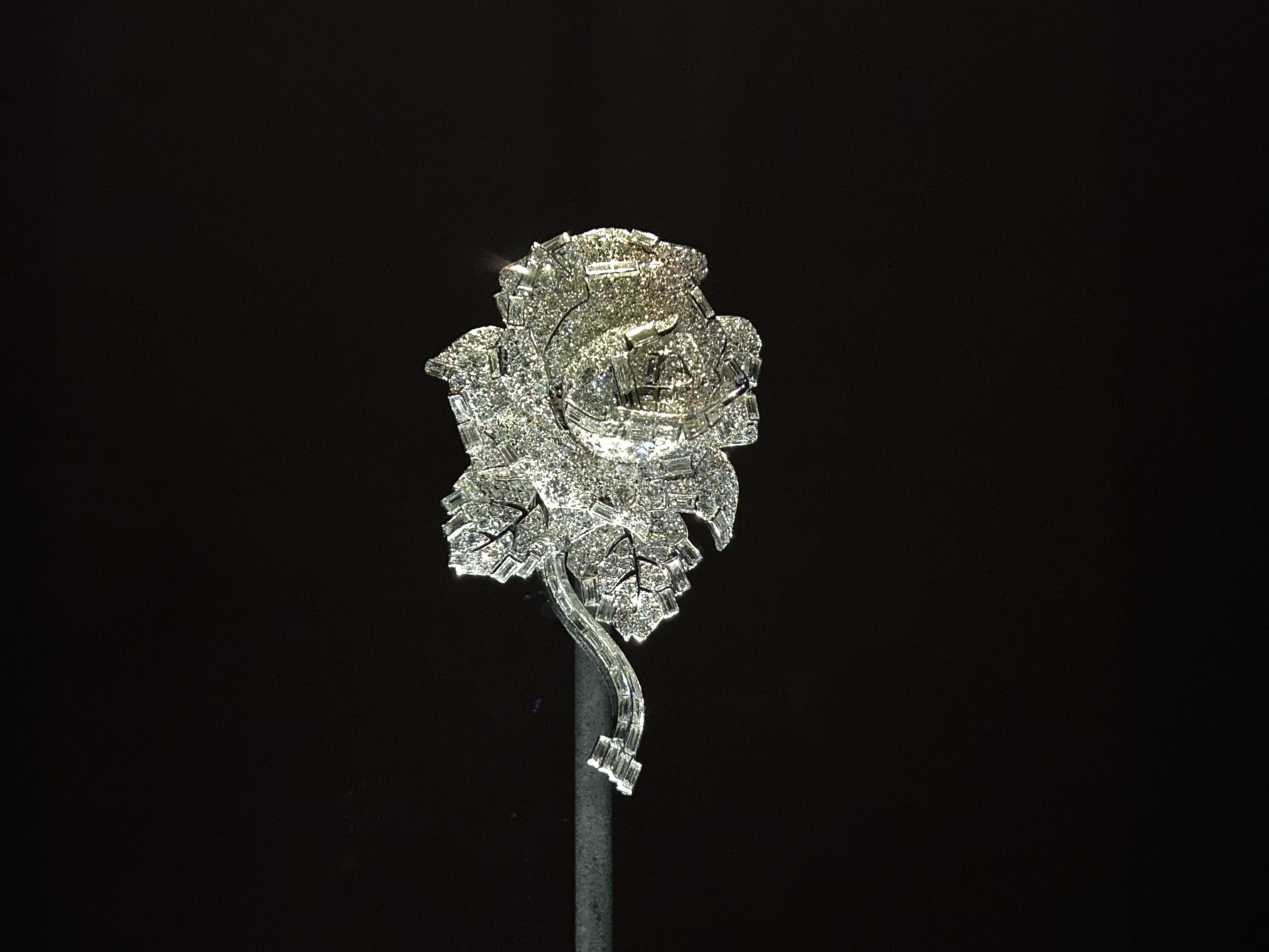 la broche en diamants Williamson commandée par la reine Elizabeth II en 1953, ornée du fameux diamant rose de 23,6 carats