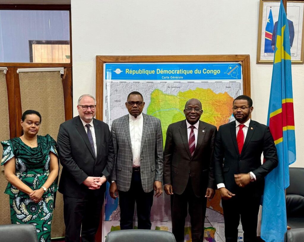 Ronan Le Gleut au Palais du peuple en RDC avec les parlementaires et anciens ministres Christophe Lutundula et José Mpanda