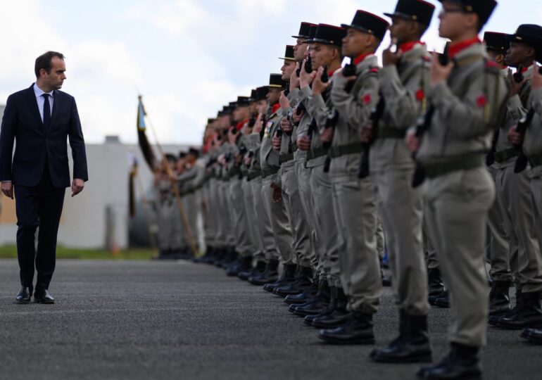 "Cet état de fait lié au statut militaire et aux contraintes qu’il impose, semble devoir évoluer", ce 08 mai, Sébastien Lecornu, ministre de la Défense, annonçant la fin des critères d'embauche excluant les personnes séropositives de la gendarmerie et des corps militaires des sapeurs-pompiers.
