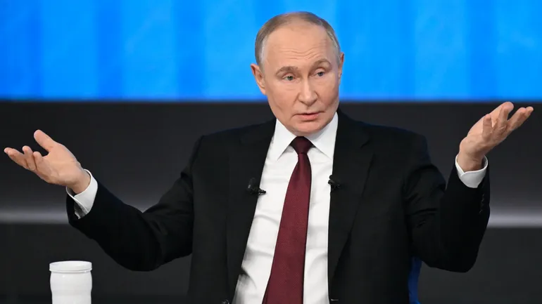 Dans un entretien téléphonique samedi avec son homologue azerbaïdjanais, Vladilmir poutine a présenté ses excuses pour les tirs reçus par l'avion azerbaïdjanais alors qu'"au même moment, Grozny, Mozdok et Vladikavkaz étaient attaquées par des drones de combat ukrainiens, et les défenses antiaériennes russes ont repoussé ces attaques", a-t-il dit, selon un communiqué de la présidence russe. Ces propos interviennent après plusieurs jours de spéculations sur les causes du crash, les trous dans la carlingue laissant penser à un tir de missile antiaérien.