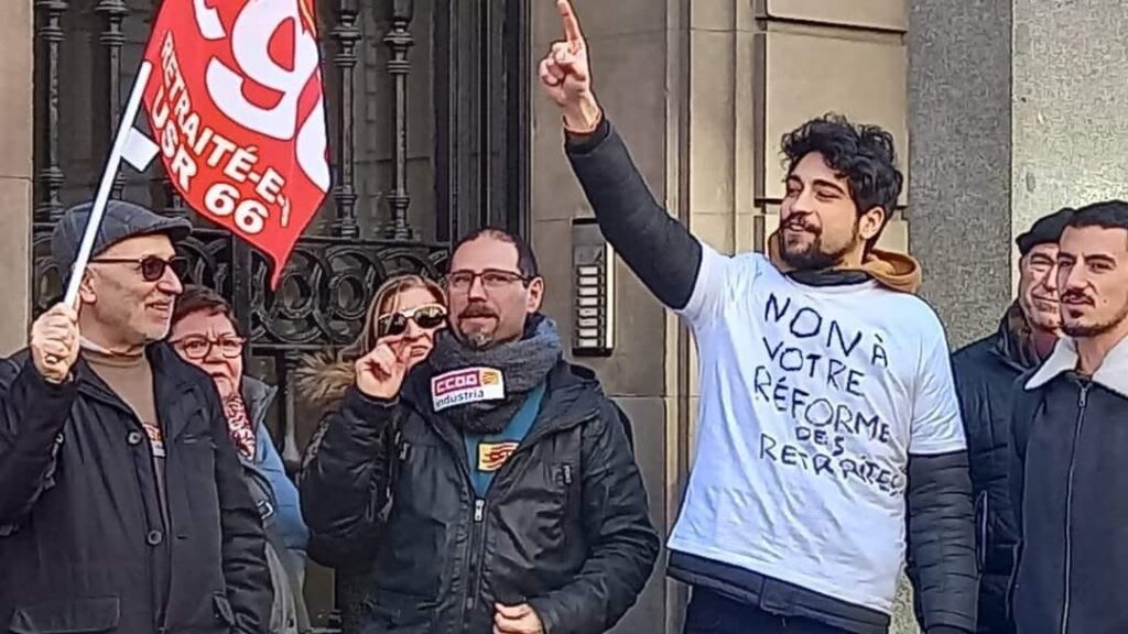 Youssef Hanayen participant à une manifestation, le 31 janvier 2023, devant le consulat de France à Barcelone, en soutien aux syndicats français mobilisés contre la réforme des retraites portée par le gouvernement Borne.