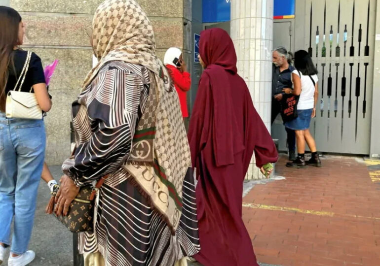 A bas l’ « à bas l’abaya »