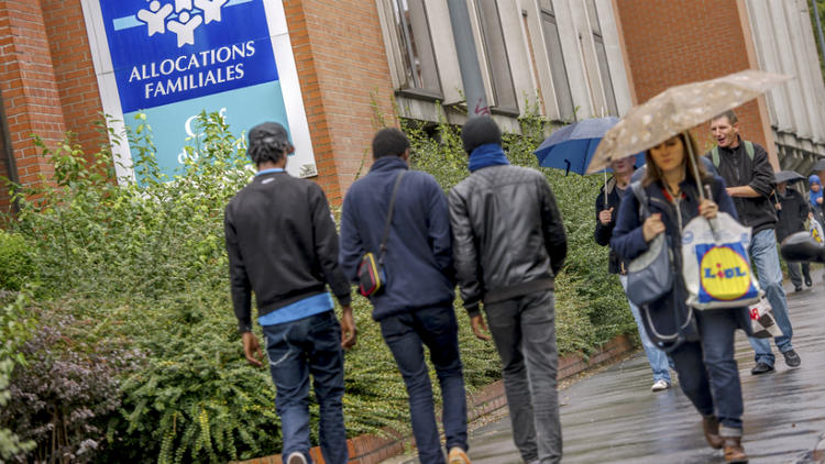 Plus des deux tiers des Français (67%) adhèrent à l’idée de la suppression des minima sociaux pour les étrangers, selon un sondage exclusif de l’institut CSA pour CNEWS publié ce jeudi matin.