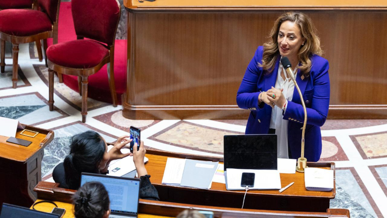 Amélia Lakrafi, députée de la 10eme circonscription des Français établis hors de France, s'exprimant dans l'hémicycle de l'Assemblée nationale