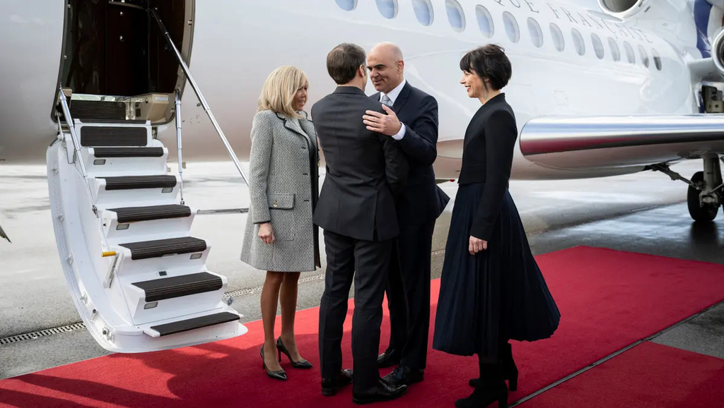 Arrivée d'Emmanuel Macron en Suisse le 15 novembre 2023 ©AFP/Swissinfo