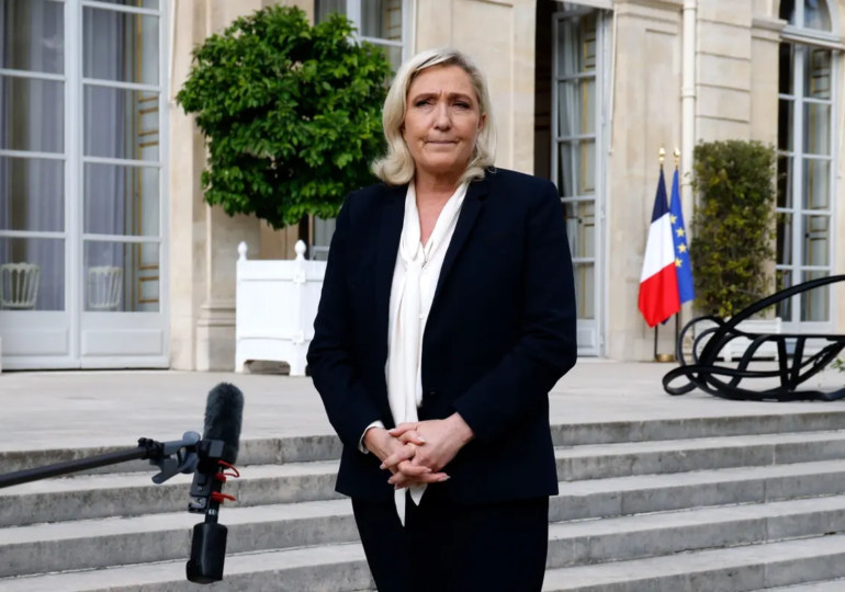 "Ce que je veux, c'est que l'Assemblée nationale puisse être en situation d'opérer une censure si c'est nécessaire", a déclaré Marine Le Pen (RN), après son échange avec Emmanuel Macron à l'Elysée ce lundi 26 août 2024.