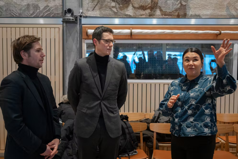Avaaraq Olsen (à droite), maire de la commune de Sermersooq (incluant Nuuk), accueille les députés français Vincent Caure et Pieyre-Alexandre Anglade, venus apporter leur soutien aux Groenlandais, à la mairie de Nuuk, le 20 janvier 2026.