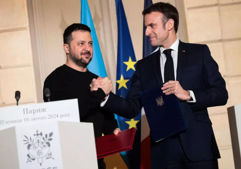 Emmanuel Macron donne le feu vert à l’Ukraine pour attaquer les sites militaires basés en Russie