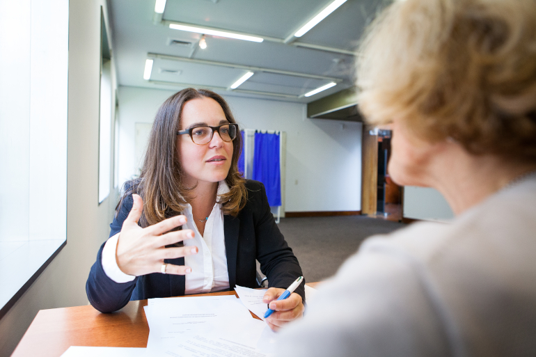 Cécile Lavergne, tête de liste « Solidarité Citoyenne à Gauche » lors dune permanence
