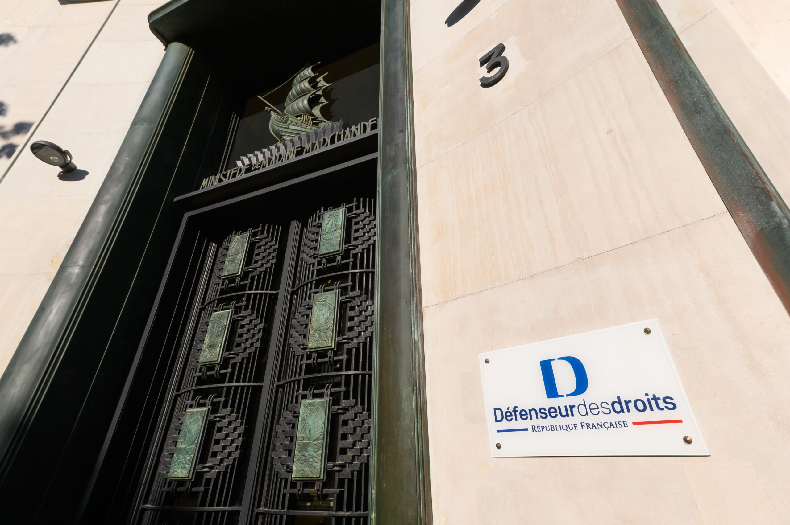 Paris : Siege du Defenseur place Fontenoy