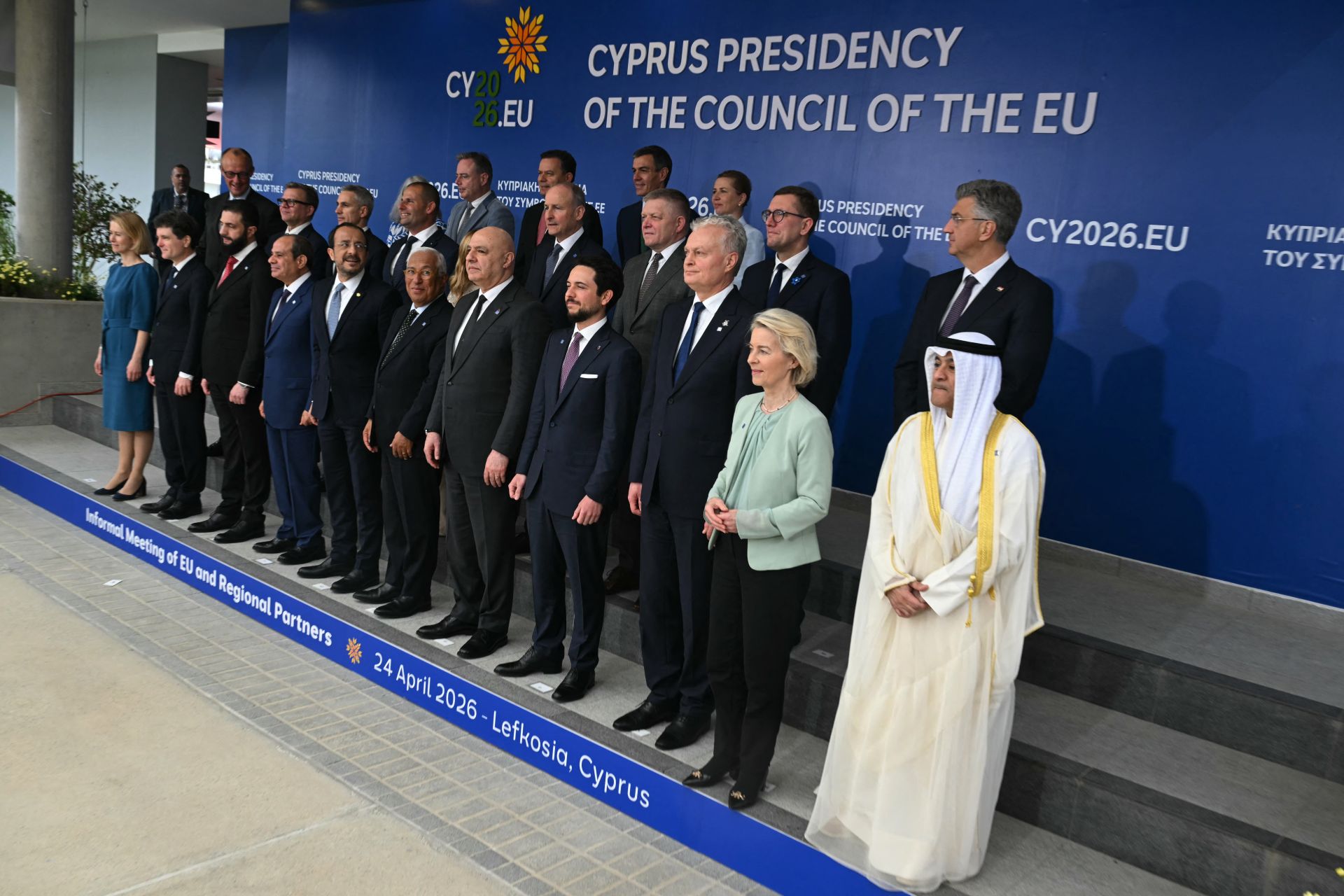 Photo de famille après une séance de travail du Conseil européen et de partenaires régionaux, dans le cadre d’une réunion informelle à Nicosie, le 24 avril 2026. ©Nicolas Tucat / AFP
