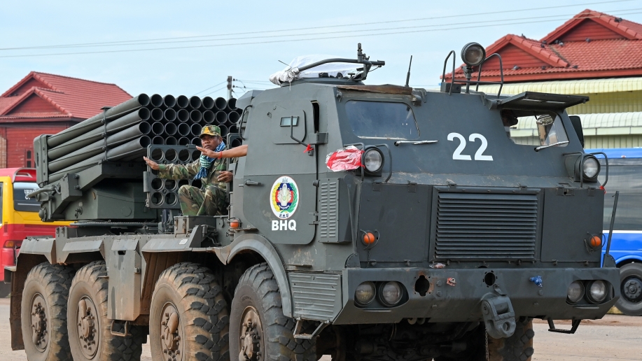 Un convoi cambodgien à la frontière thaïlandaise en décembre 2025