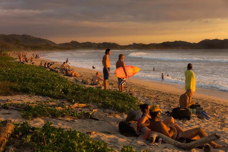 Le coucher du soleil à Playa Guiones est un moment prisé par la population.