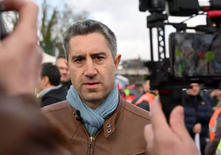 François Ruffin, député de la Somme a été interrogé sur plusieurs passages de son nouveau livre Itinéraire, ma France en entier, pas à moitié, dans lequel il relate les anecdotes de campagne et émet ses doutes sur certains tractages électoraux effectués au faciès. Selon lui, dans certains quartiers d'Amiens-Nord, proposer un tract avec la tête de Jean-Luc Mélenchon à un potentiel électeur racisé de La France insoumise est synonyme de "succès presque assuré" tant le nom du leader de LFI sert de "passe-partout." Et il ajoute : "C’est un souci, je l’ai éprouvé comme une honte quand j’en venais à faire ça. Malheureusement, je me confiais à mes camarades qui me disaient faire la même chose"
