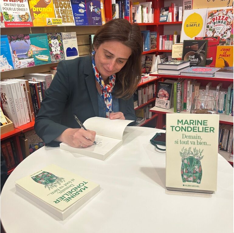 Marine Tondelier lors d'une séance dédicace de son livre "Demain, si tout va bien..."